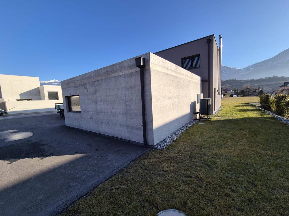 Crépi et béton apparent, villa à Conthey 1