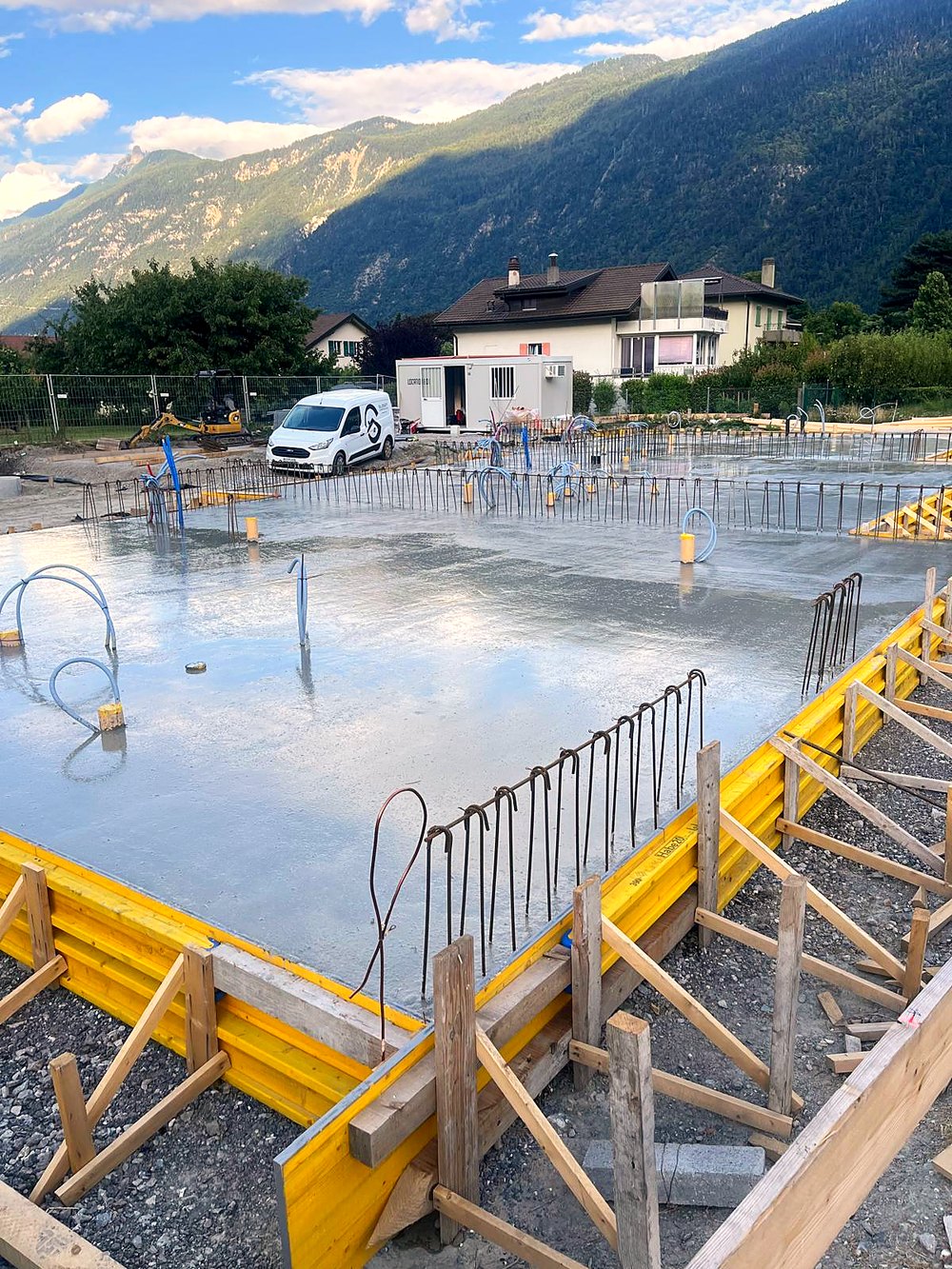 Radier en béton coulé par Globât Construction à Martigny