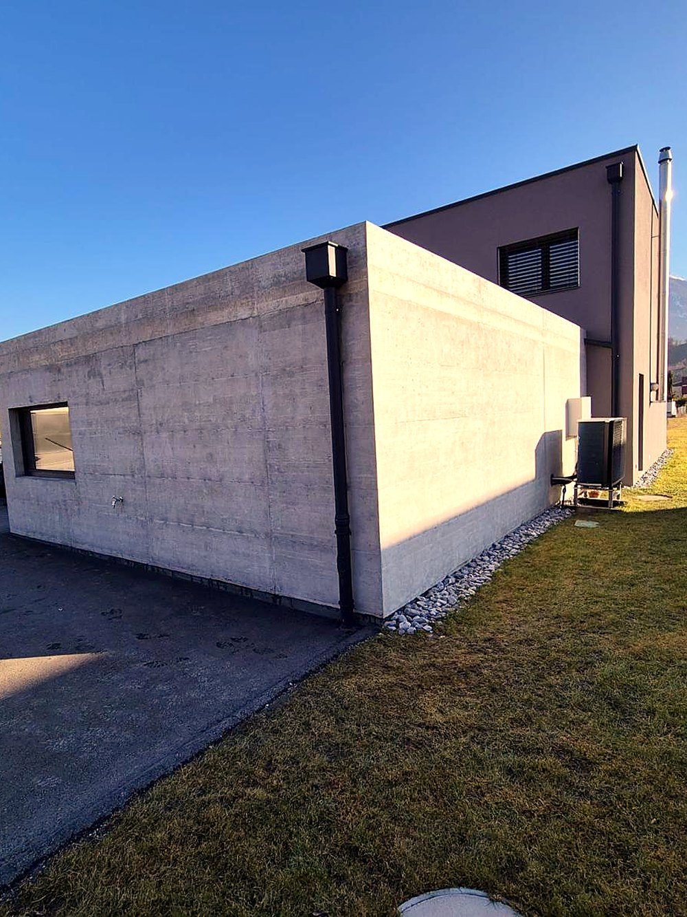 Villa contemporaine en béton réalisée par Globât à Conthey