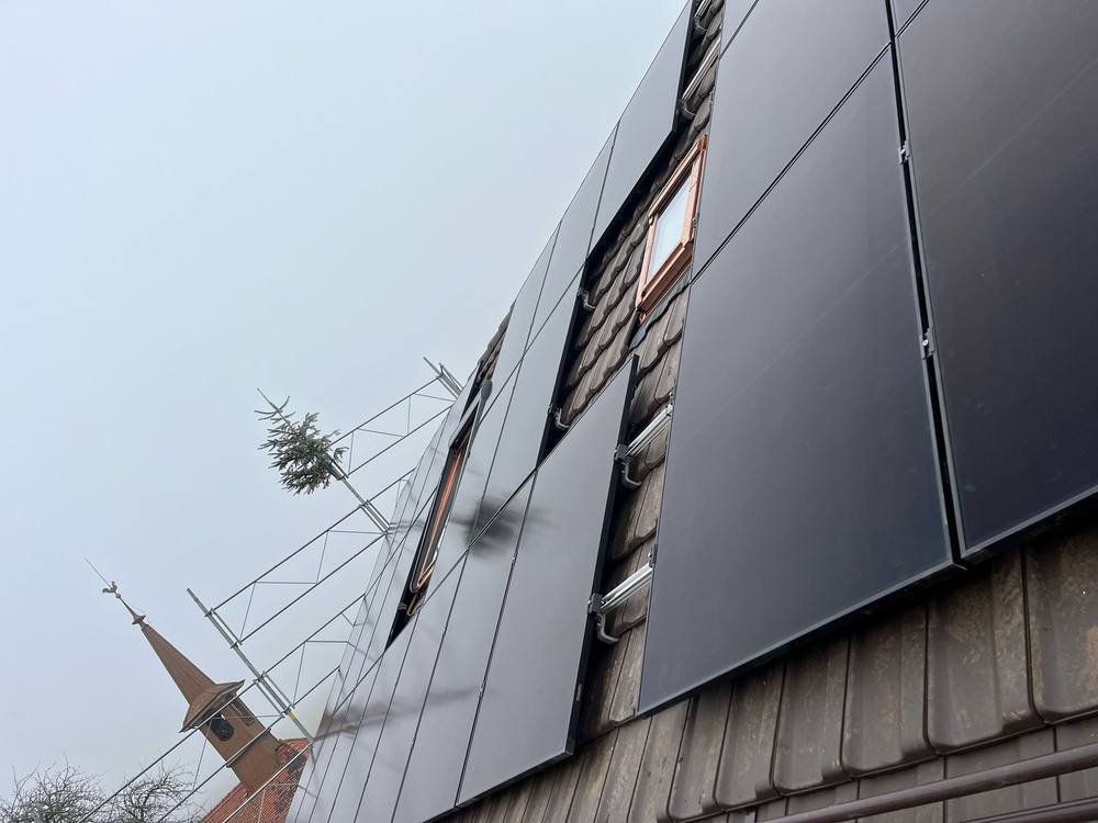 Coupe de toiture équipée de modules photovoltaïques, dessin technique provisoire