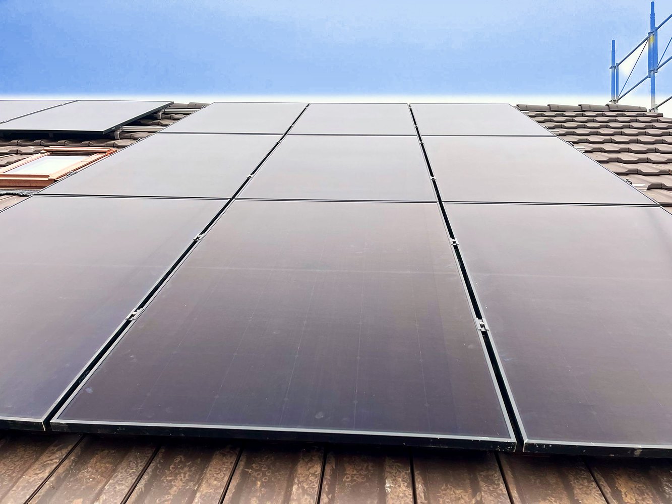 Panneaux solaires Globât Solaire sur une toiture à Bussy-sur-Moudon