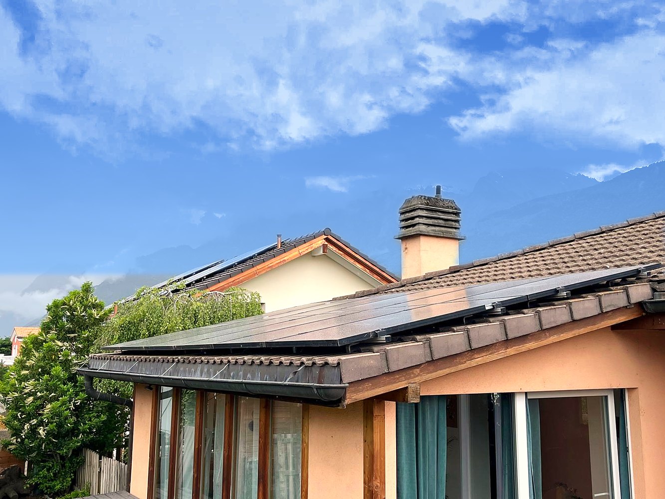 Panneaux solaires posés par Globât Solaire sur une maison à Conthey